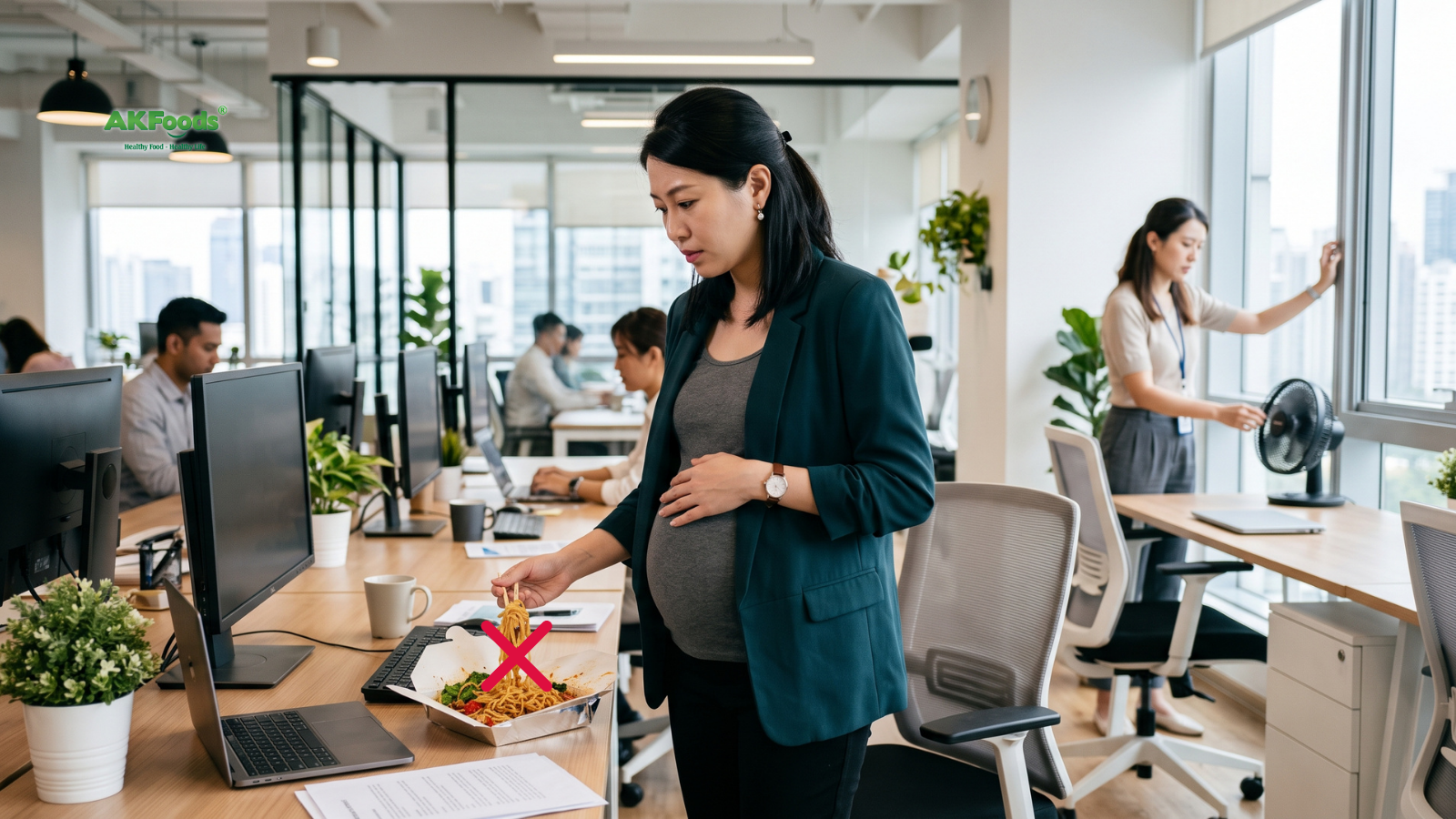 Smart eating habits for pregnant women include avoiding heavy-odor snacks in closed corporate spaces
