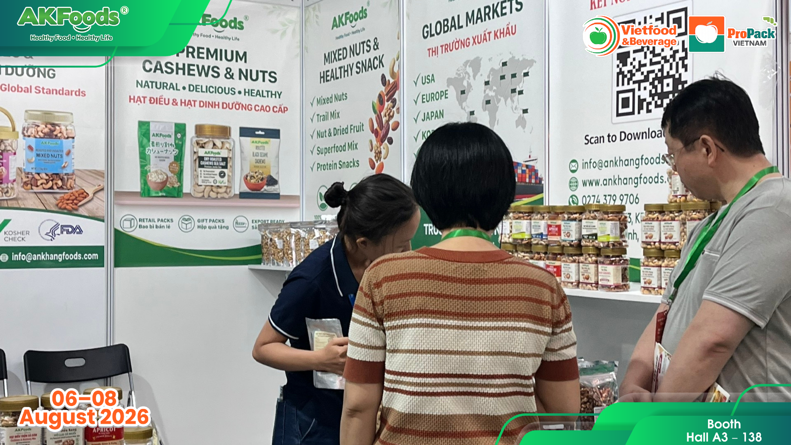Khách tham quan hào hứng trải nghiệm trực tiếp các sản phẩm hạt điều sấy mộc và tẩm vị