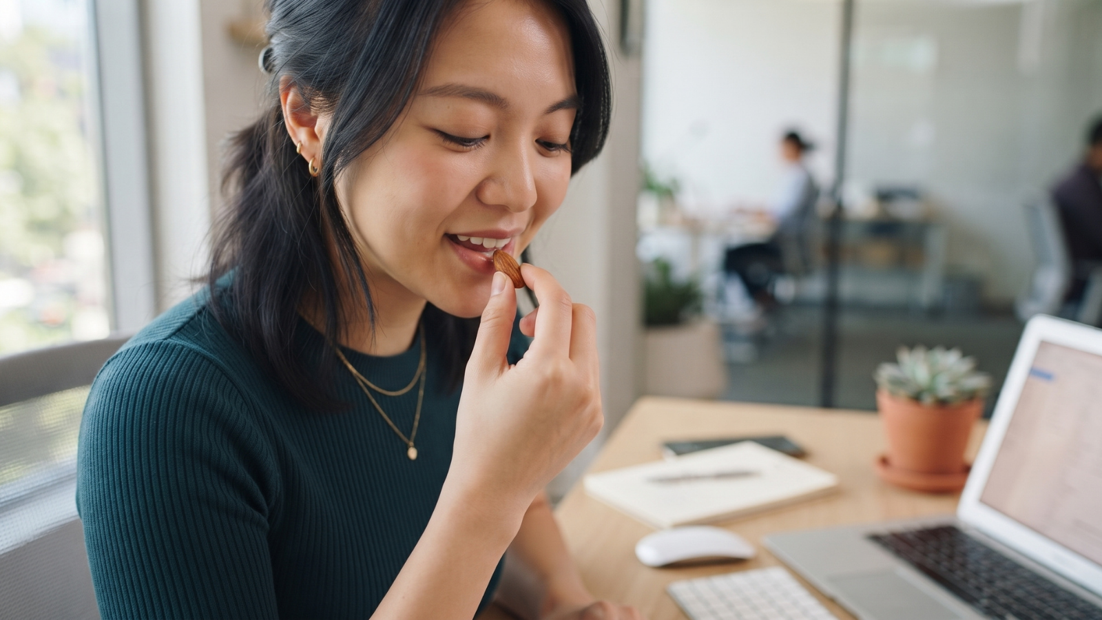 mindful-snagging-on-healthy-office-snacks-cuts-calories